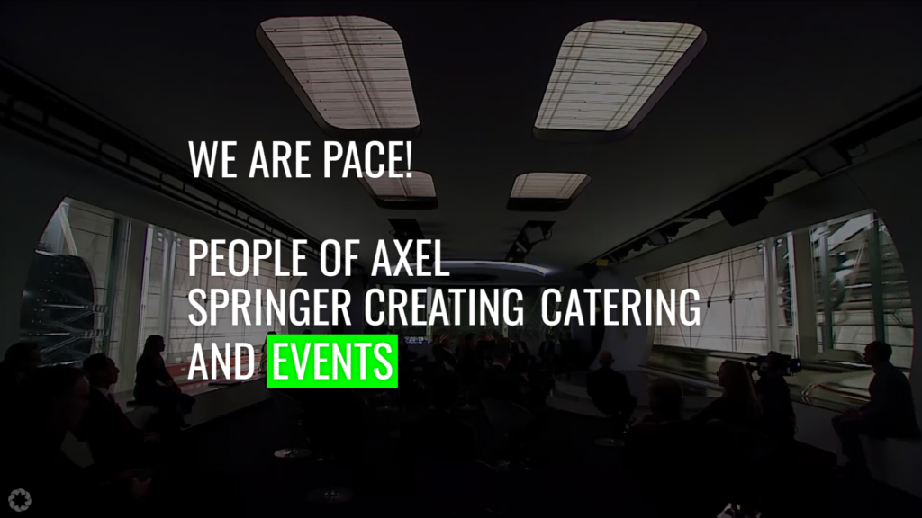 Ein dunkler Saal mit sitzenden Menschen, großen Deckenleuchten und dem Schriftzug: WE ARE PACE! Die Mitarbeiter von Axel Springer gestalten Catering und Veranstaltungen – wobei „EVENTS“ grün hervorgehoben ist.